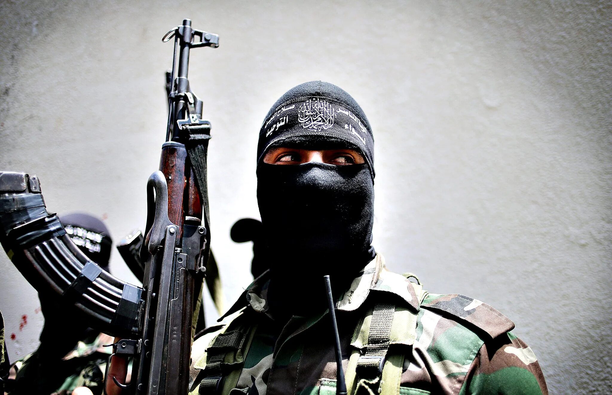 Арабы с калашами. Автоматы террористов. Автоматы террористов. Автоматы террористов. Араб с оружием.