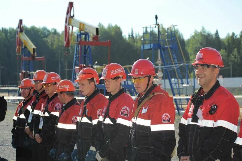 Лукойл коми севернефтегаз. Лукойл безопасность. Лукойл добыча вакансии. Добыча нефти лукойла в пермском крае. Лукойл добыча вакансии.
