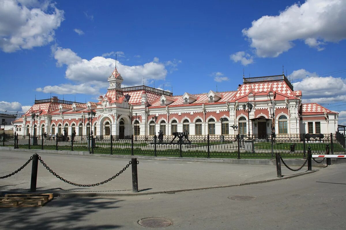 Старый Железнодорожный вокзал Екатеринбург. Старый ЖД вокзал Екатеринбург музей. Музей Свердловской железной дороги. Старое здание ЖД вокзала Екатеринбург.