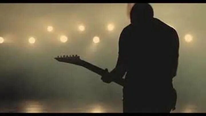 Гитара в руках. Гитарист. Гитарист в темноте. Песня белая рок. Chelsea wolfe.