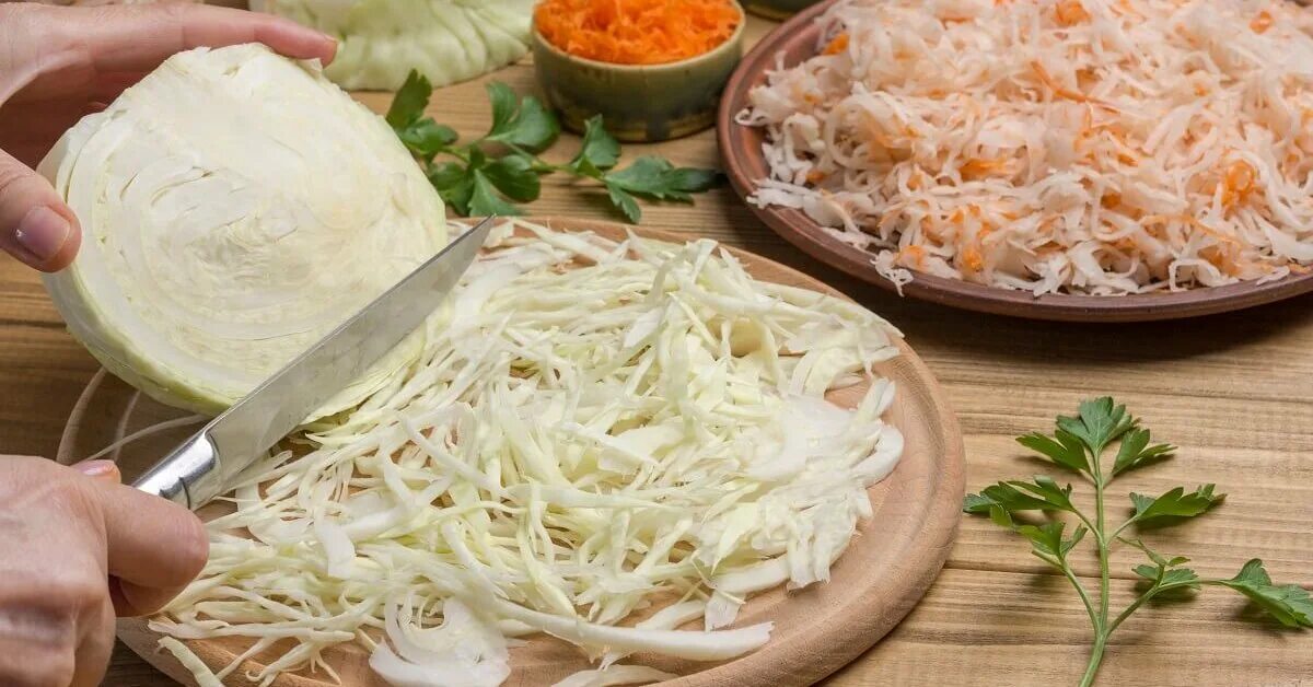 Рубить капусту. Квашеная капуста листами. Кислая капуста зауэркраут (Sauerkraut). Девушка с квашеной капустой.