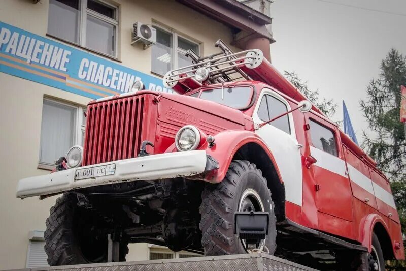 Памятник пожарному автомобилю. Памятник пожарной машине. АЦП пожарный автомобиль. Пожарная машина Димитровград. Памятник пожарной машине в Ульяновске.