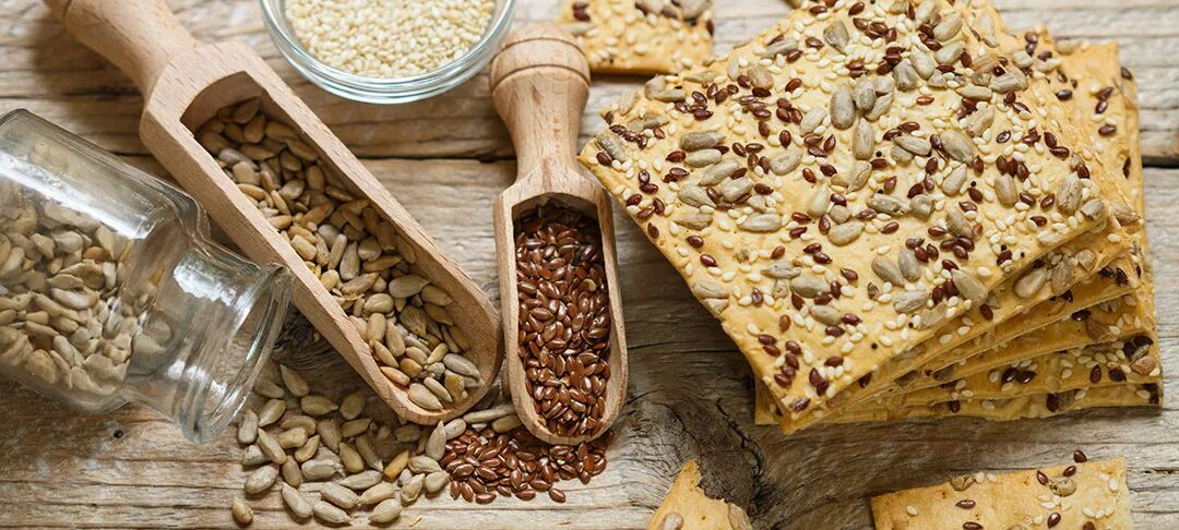 Льняные и кунжутный семена. Семена льна и кунжута. Кунжут золотистый. Льняные и кунжутный семена. Лен золотистый.