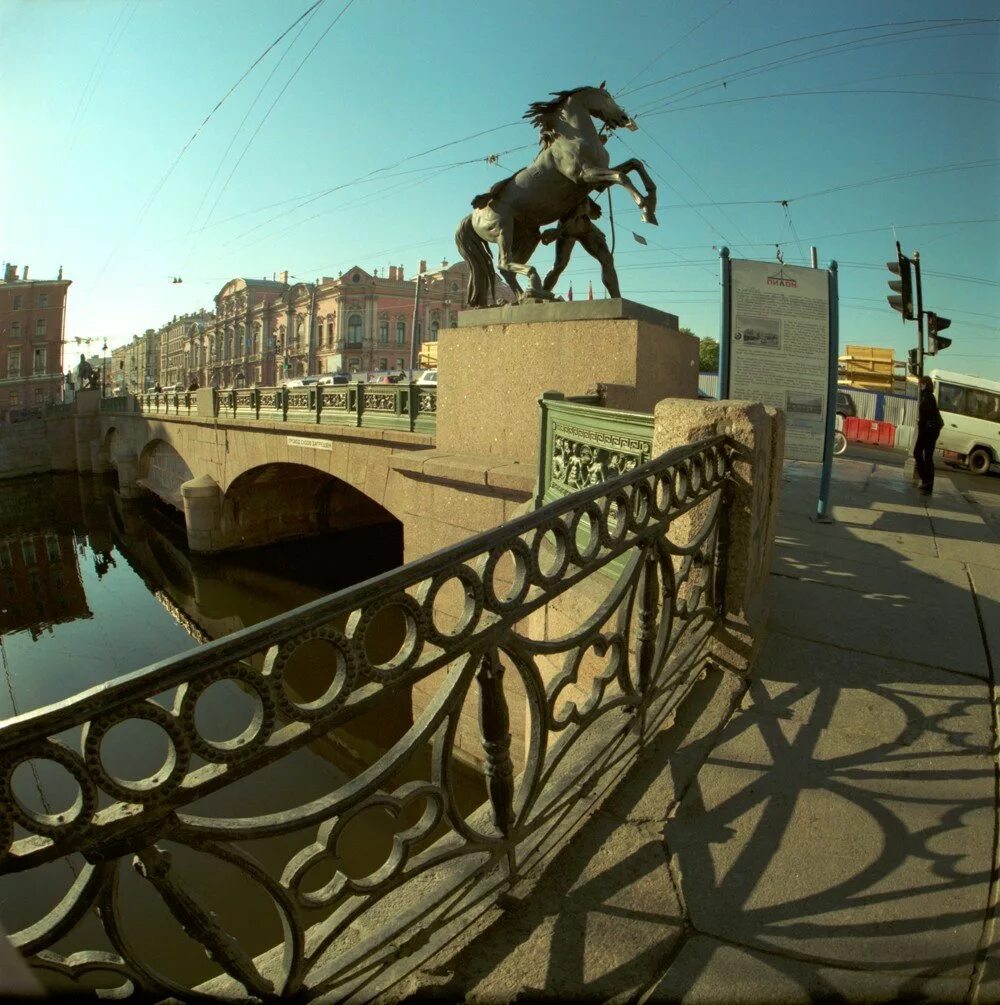 Аничков мост через какую реку. Аничкин мост в Санкт-Петербурге. Питер Аничков мост. Река Фонтанка Аничков мост.