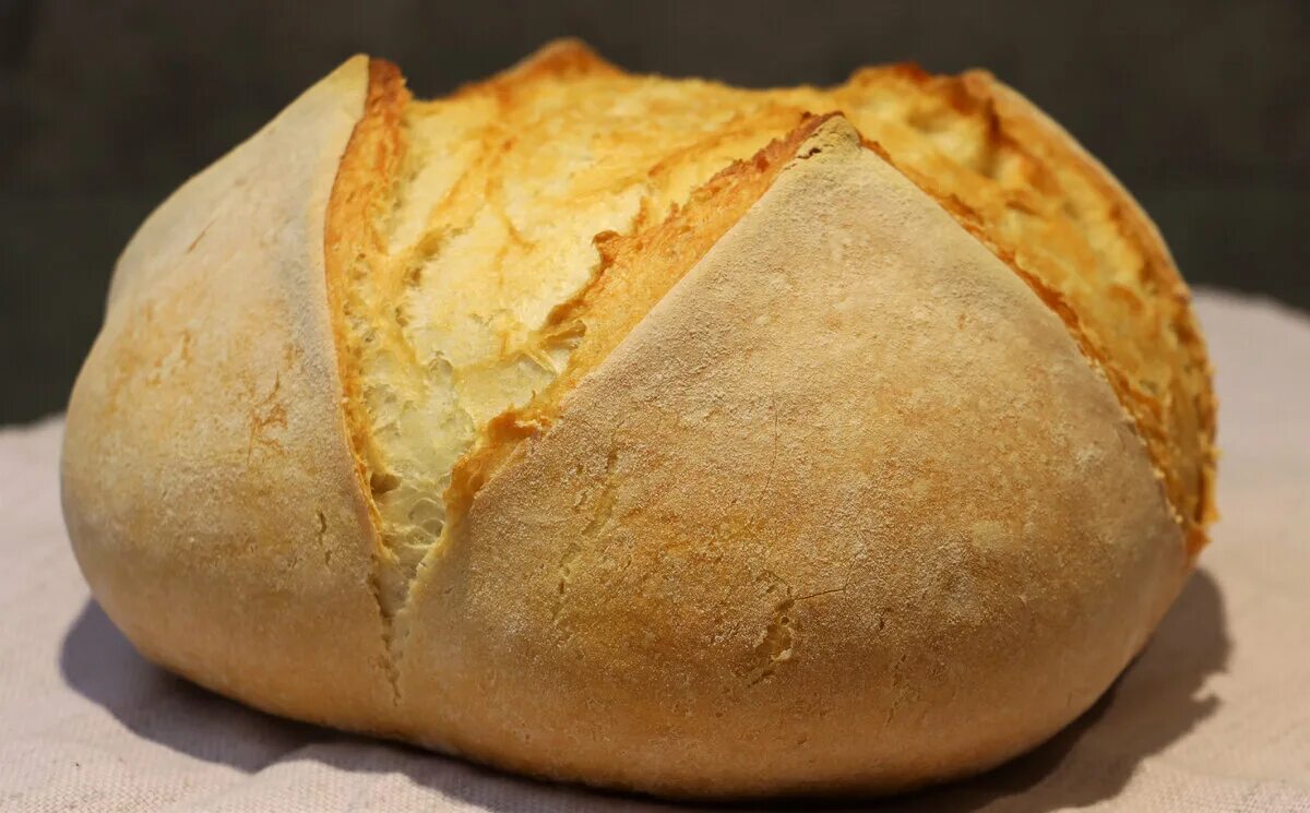 Хлеб с хрустящей корочкой. Домашний хлеб. Хлеб деревенский. Домашний хлеб Дагестанский. Хрустящий хлеб в духовке