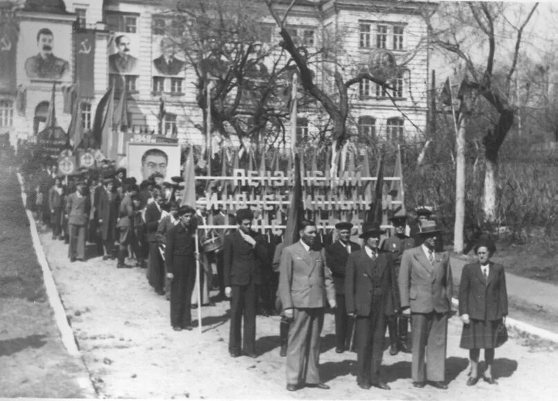 Послевоенные годы в цвете \. Первомайская демонстрация в ссср 1930-е. 1 мая сталин. Образование израиля 1948. Марки ссср с 1 мая.