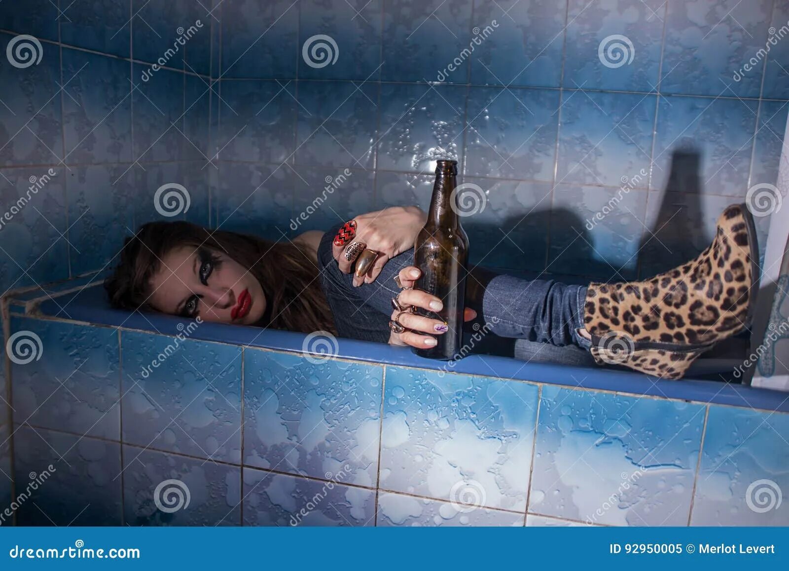 На пляже девушки пьяные. Пьяные девушки на море. Спас пьяную девушку. Деградант девушка пьяная. Спас пьяную девушку.