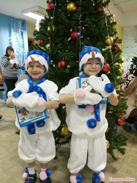 Мальчик снеговик утренник. Мальчик снеговик утренник
