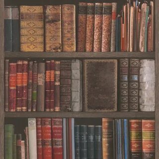 В шкафу стоят книги на полках
