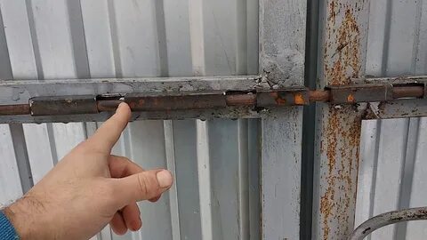 Как сделать запор на ворота своими руками