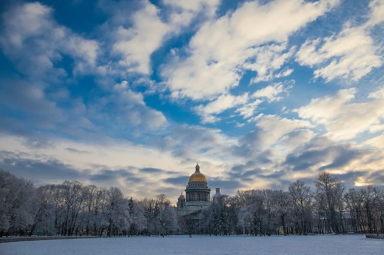 Небо над зимой. Храм зима рассвет муром. зимнее небо в городе. зимнее небо в петербурге. небо зимой в городе.