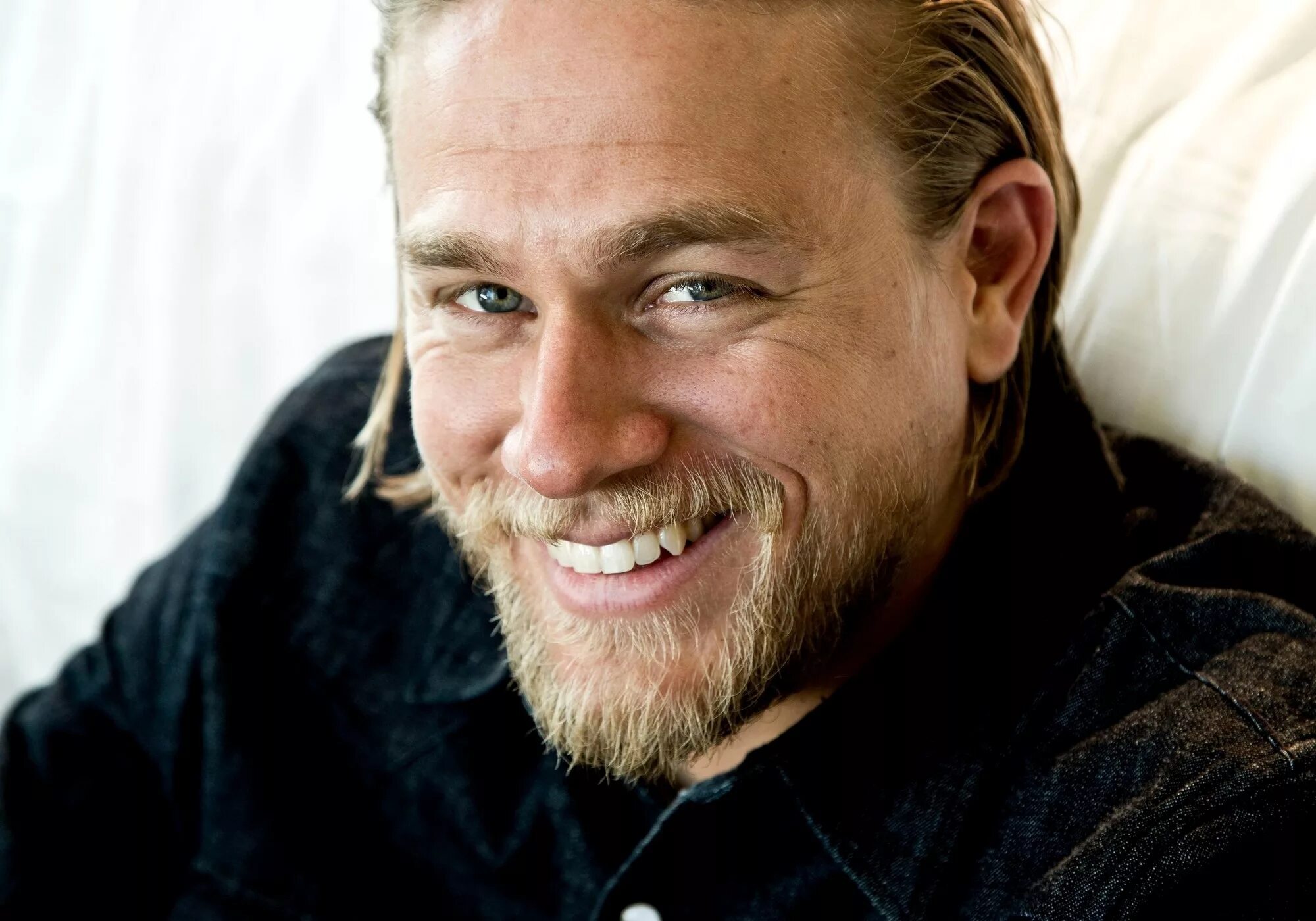 Charlie hunnam. Чарли Ханнэм. Актер Чарли Ханнэм. Чарли Ханнэм 2023. Чарли Ханнэм 2000.