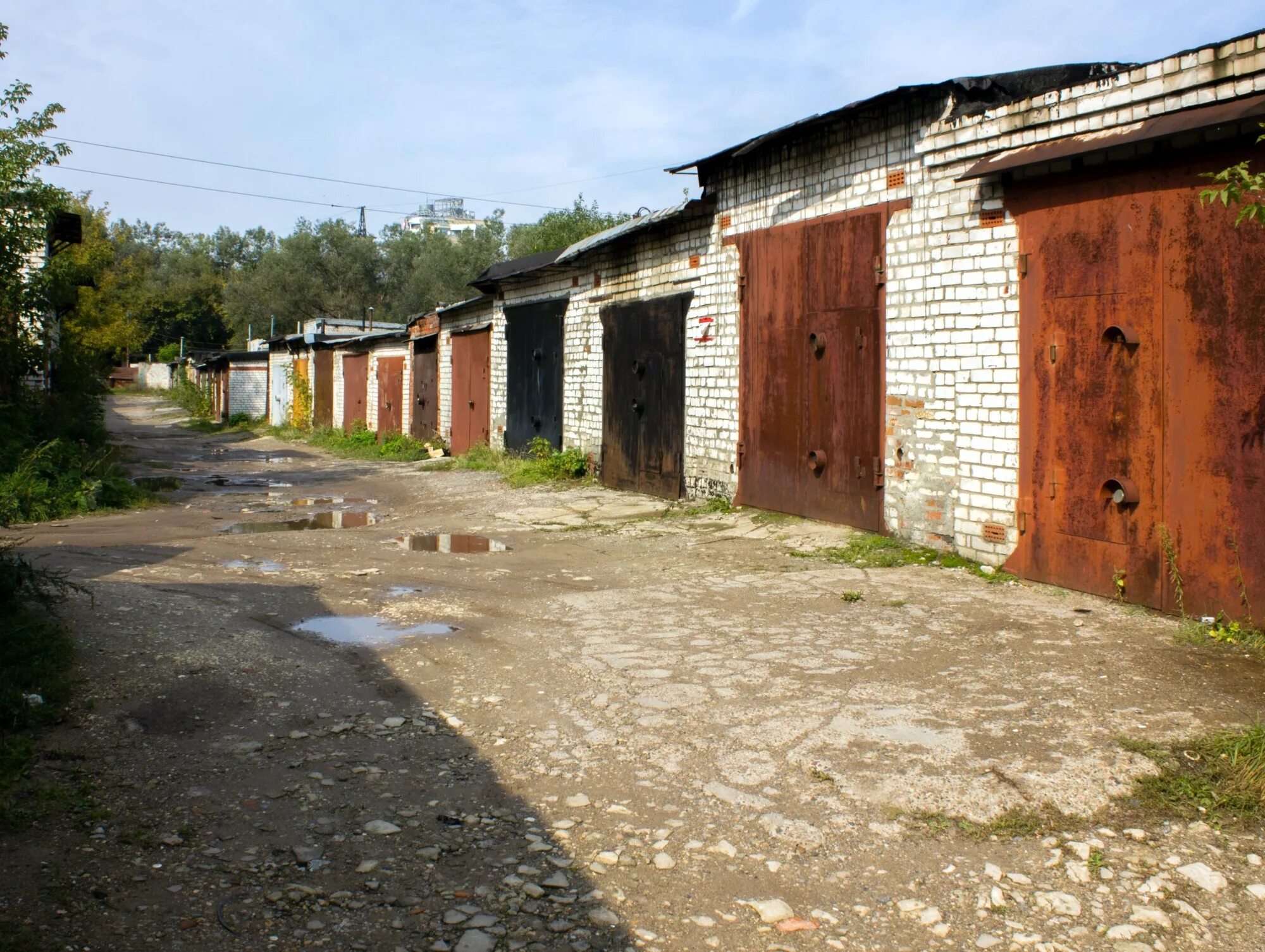 Гараж за 20000. Гараж внутри россия. Гараж в кооперативе. Русский гараж. Гаражи в россии.