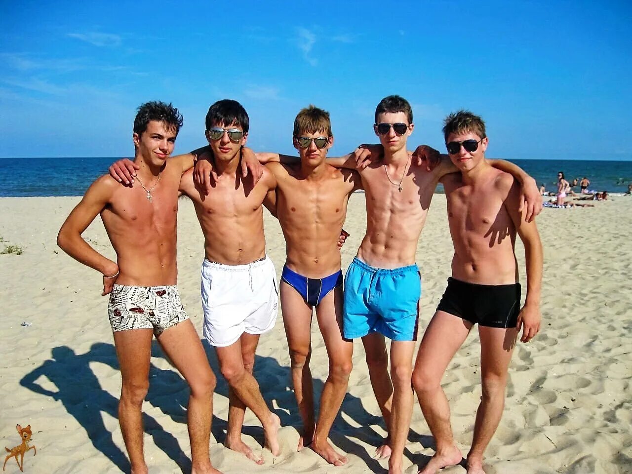 Пацаны в лагере. Русские мальчики в трусах. Подросток в плавках на пляже. Детские спортивные лагеря на море. Пацаны в лагере.