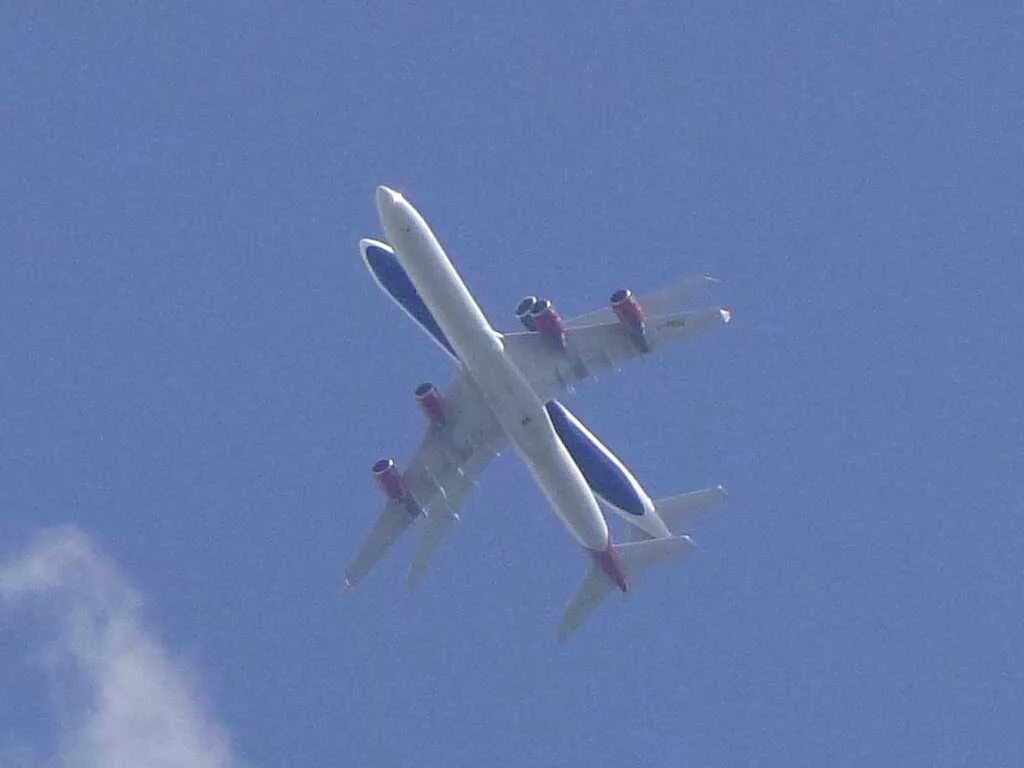 два самолета в воздухе. столкновение воздушных судов в воздухе. самолет в небе. два самолета в воздухе. катастрофа ту 154 боденским озером.