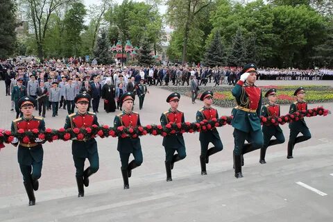 Возложение гирлянды