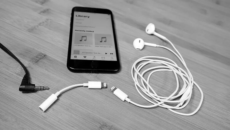 Как подключиться к наушникам айфон. Переходник Earpods Lightning к ПК. Наушники Apple Lightning. Переходник чтобы подключить проводные наушники Apple к компьютеру. Переходник на айфоновские наушники.