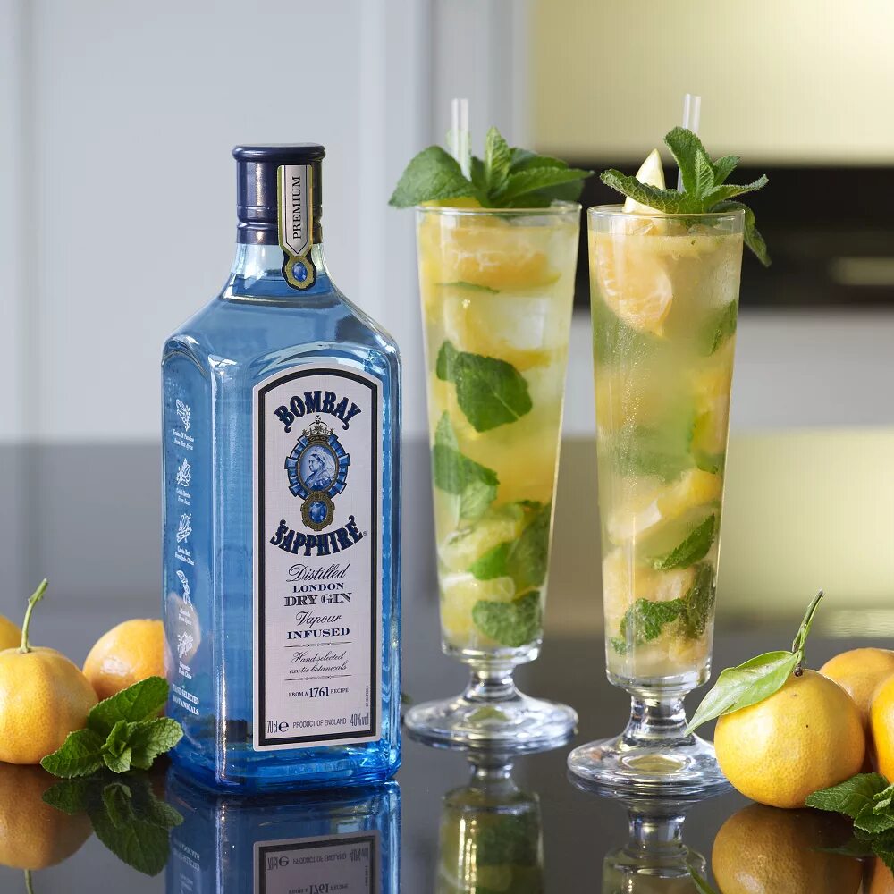 Джин Бомбей сапфир. Джин тоник Бомбей сапфир. Джин напиток Bombay Sapphire. Бомбей сапфир тоник коктейль. С чем можно пить джин