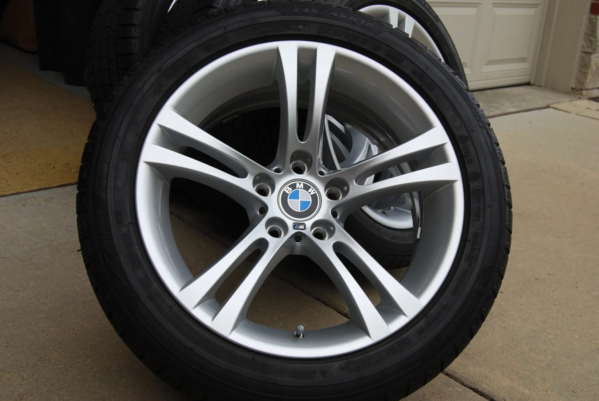Резина на бмв 5. Michelin bmw. Резина бмв с 5 лучами. Железные диски на бмв резина зимняя. На 17 диски зимняя резина zonda в новосибирске.