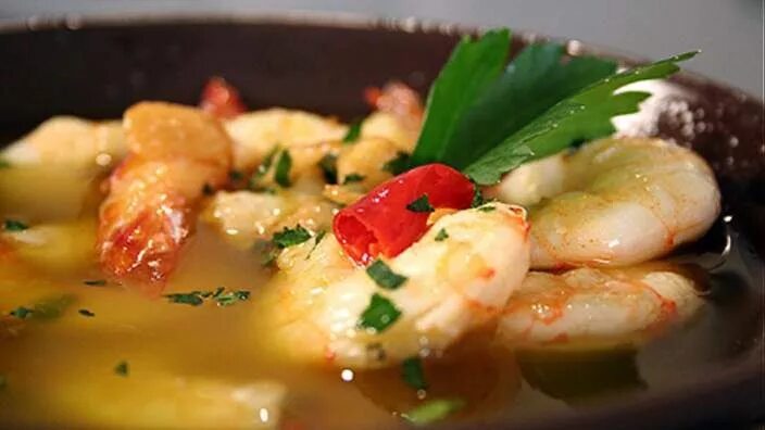 Креветки Пиль. Морепродукты Пиль Пиль. Prawn Pil Pil. Креветки Пиль Пиль на сковороде.