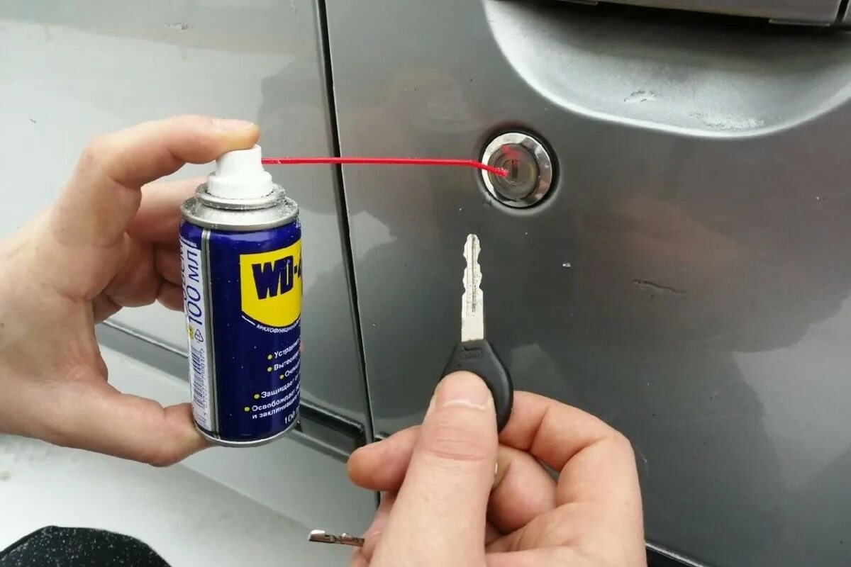 Мастика для уплотнителей дверей автомобиля. Смазка для замков от мороза. Вд 40 смазка замков ворот. Смазка под уплотнитель двери авто. Силиконовая смазка си-180.