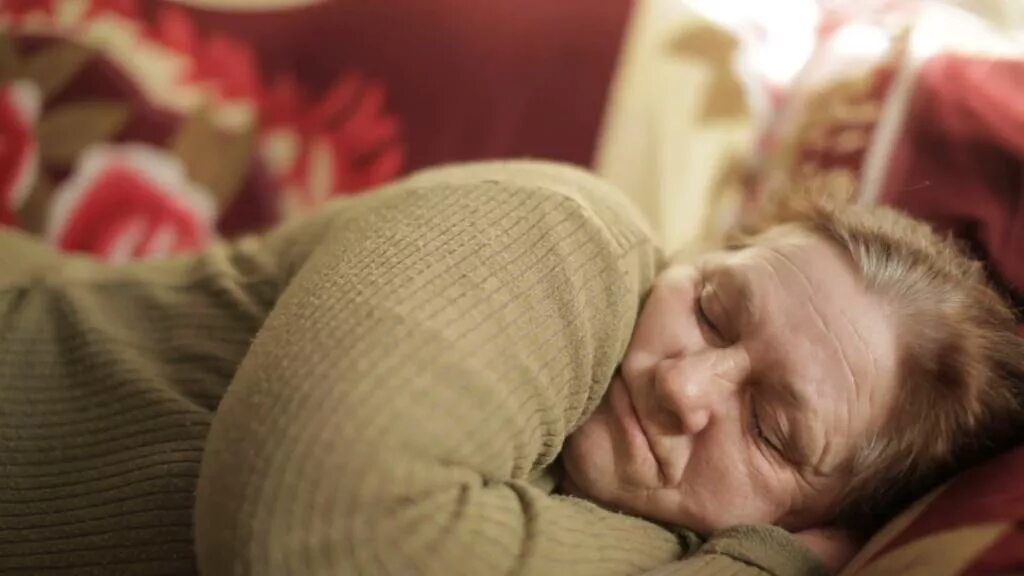 Сонная бабушка. Сон пожилых. Sleep during the day