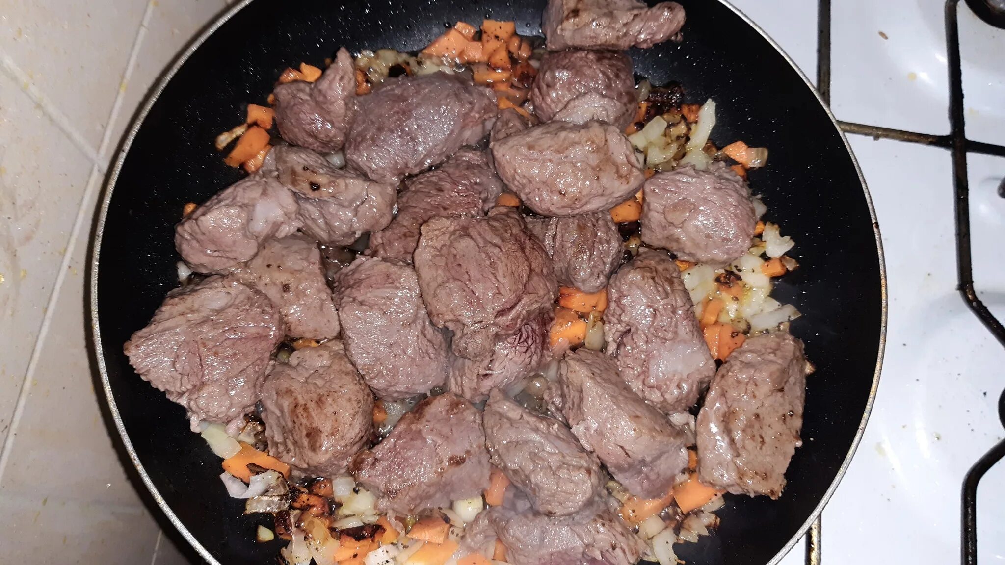 Как приготовить мясо лося мягким. Мясо лося в мультиварке с овощами. дичь лосятина мультики. как приготовить лосятину вкусно и быстро на сковороде.