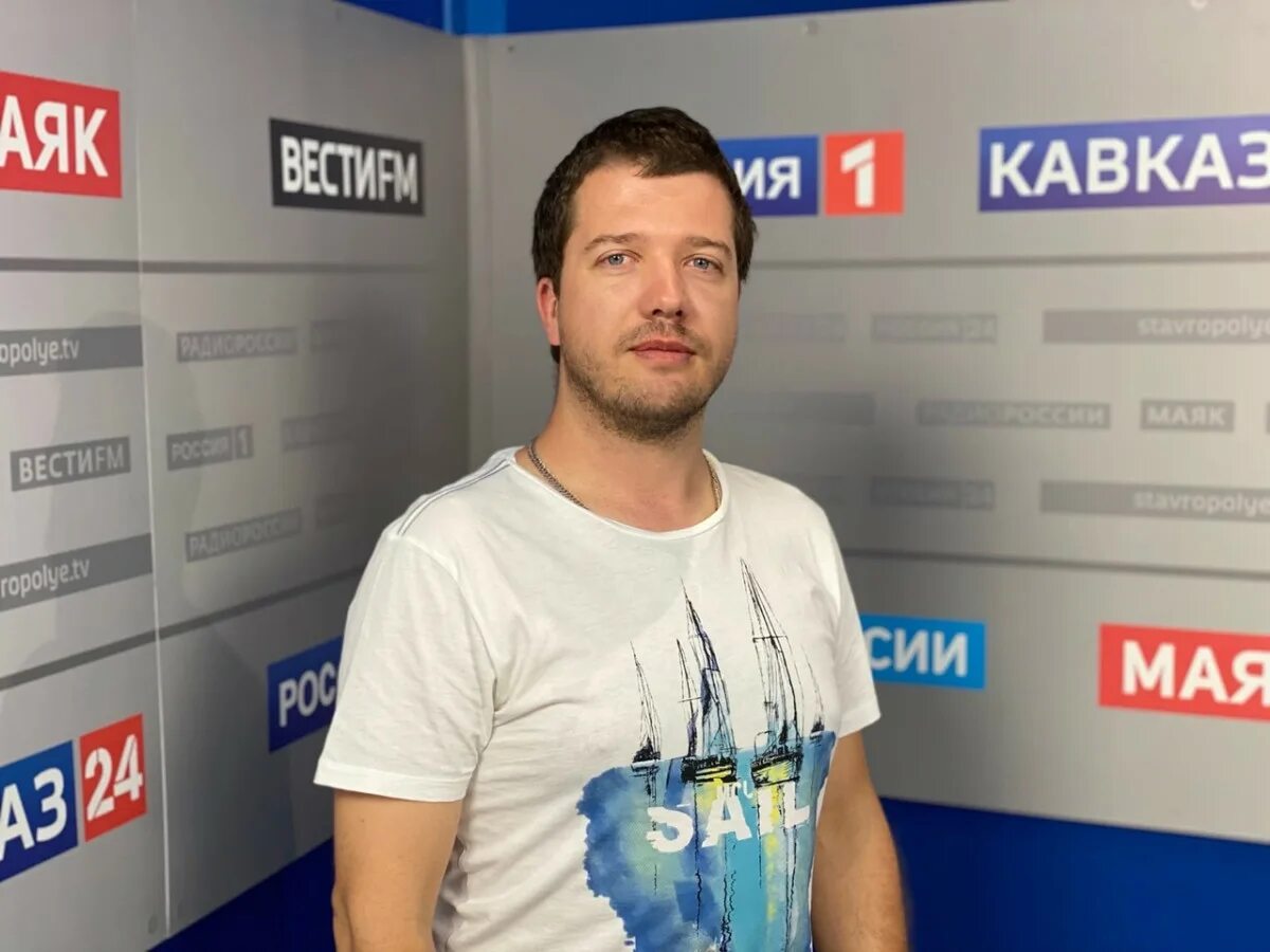 Ведущий программы на радио. Ведущие камеди радио. радио россии ставрополь. ведущий радио спутник. популярная ведущая радио.