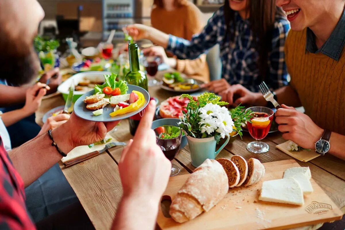 Let's lunch. Люди едят в кафе. Люди обедают в ресторане. Семейный обед в кафе. Стол в кафе с едой.