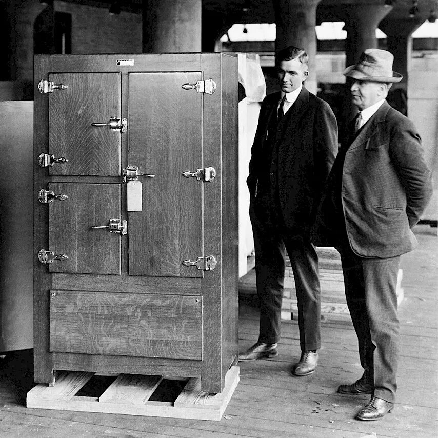 Первый электрический магазин. 1926 Холодильник Кристиан Стинструп.