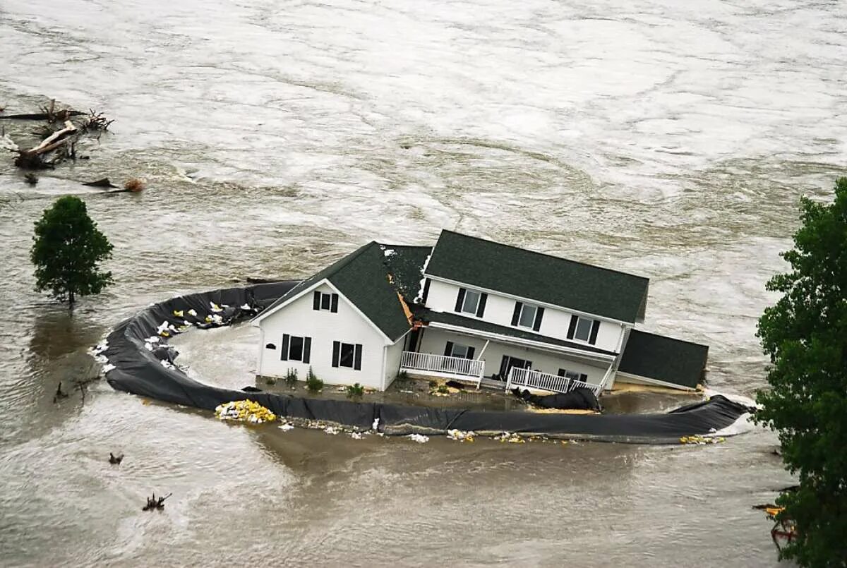 Два затопленных дома. Наводнение Адыгея 2002. Стихийные бедствия наводнение. Разрушительные наводнения. Выдающиеся наводнения.