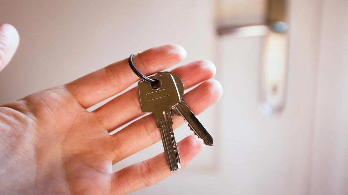 Запиши по группам ключи от квартиры. Ключи от квартиры. Ключи от квартиры в руке. Ключ в руке. Квартира ключи.