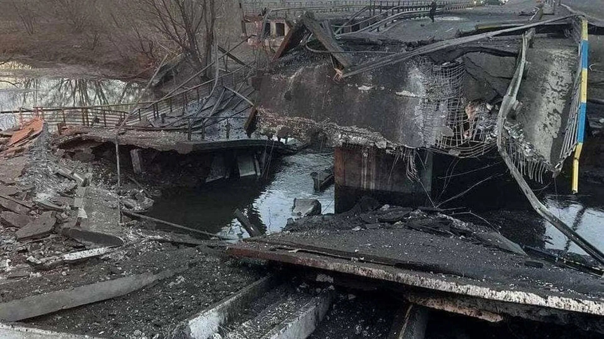 Взорвать мост 2. Разрушенный мост. разрушенные мосты на донбассе. взорвали мост.