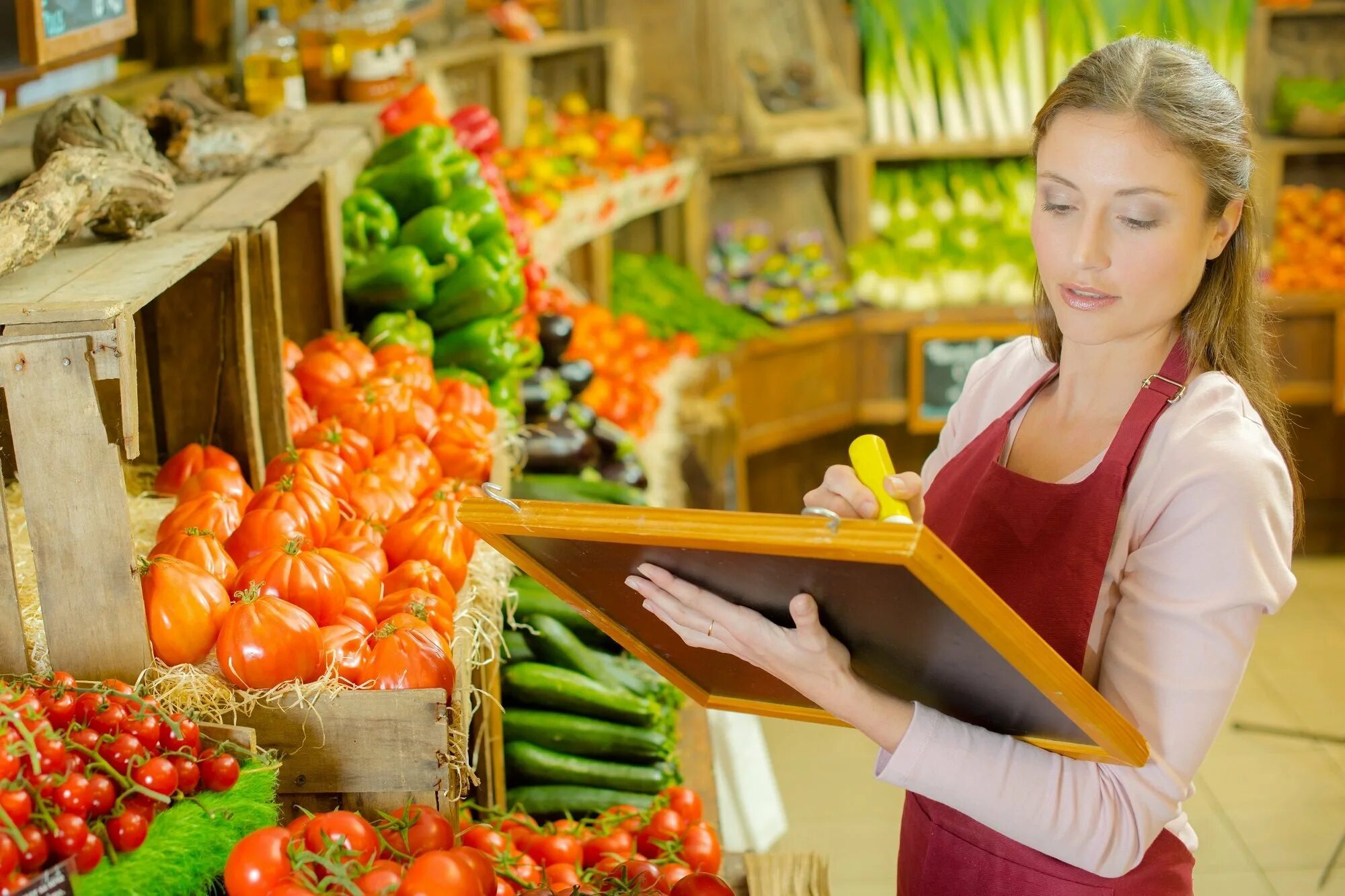 Продавец овощей. Продавец овощей и фруктов. продавец фруктов. овощной отдел с продавцом. продавец овощи фрукты.