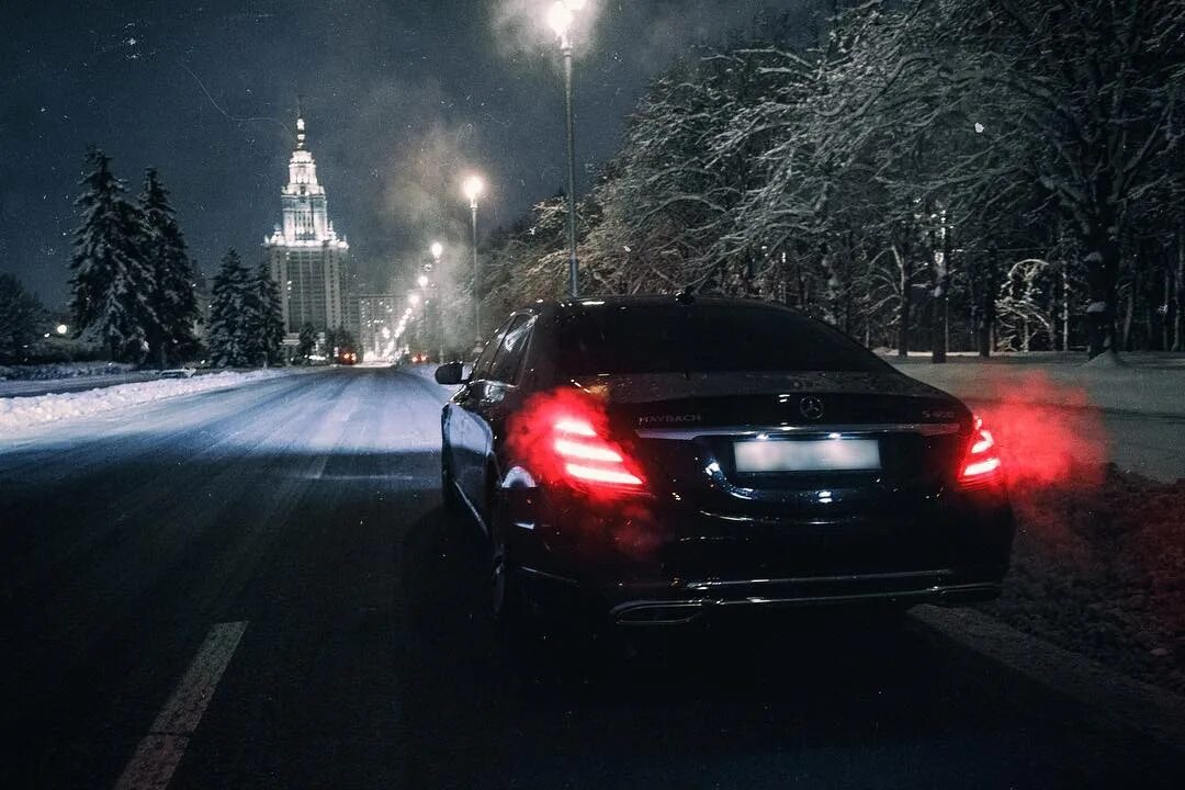 6. Мерседес едет по дороге. Дрифт ночью. Песня 6 и 3 летит по трассе. Mercedes benz c63 amg белая на трассе в потоке.