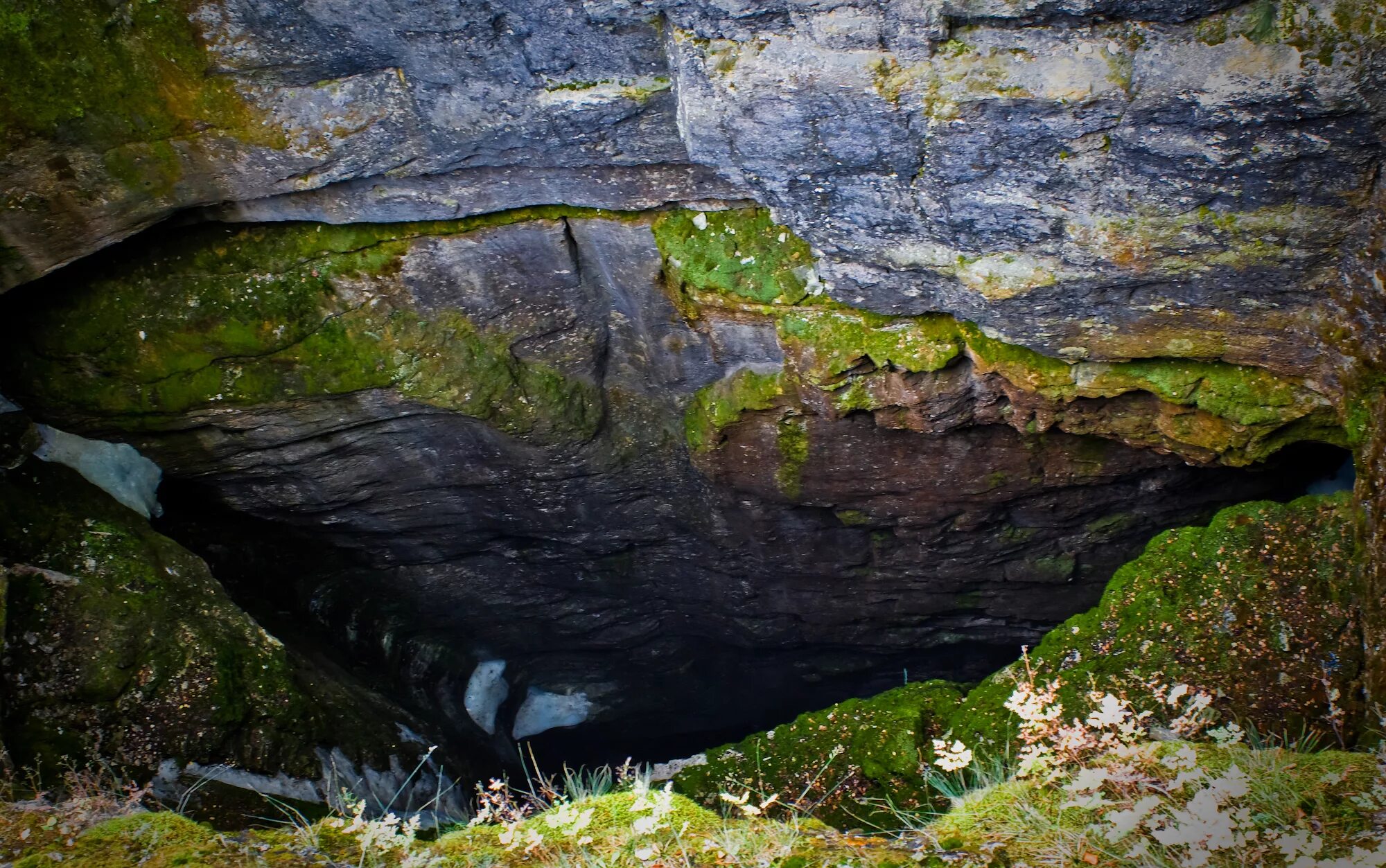дивья пещера на урале. пещеры урала список. информация про пещеры. пещеры урала список. карстовый каньон шульган.