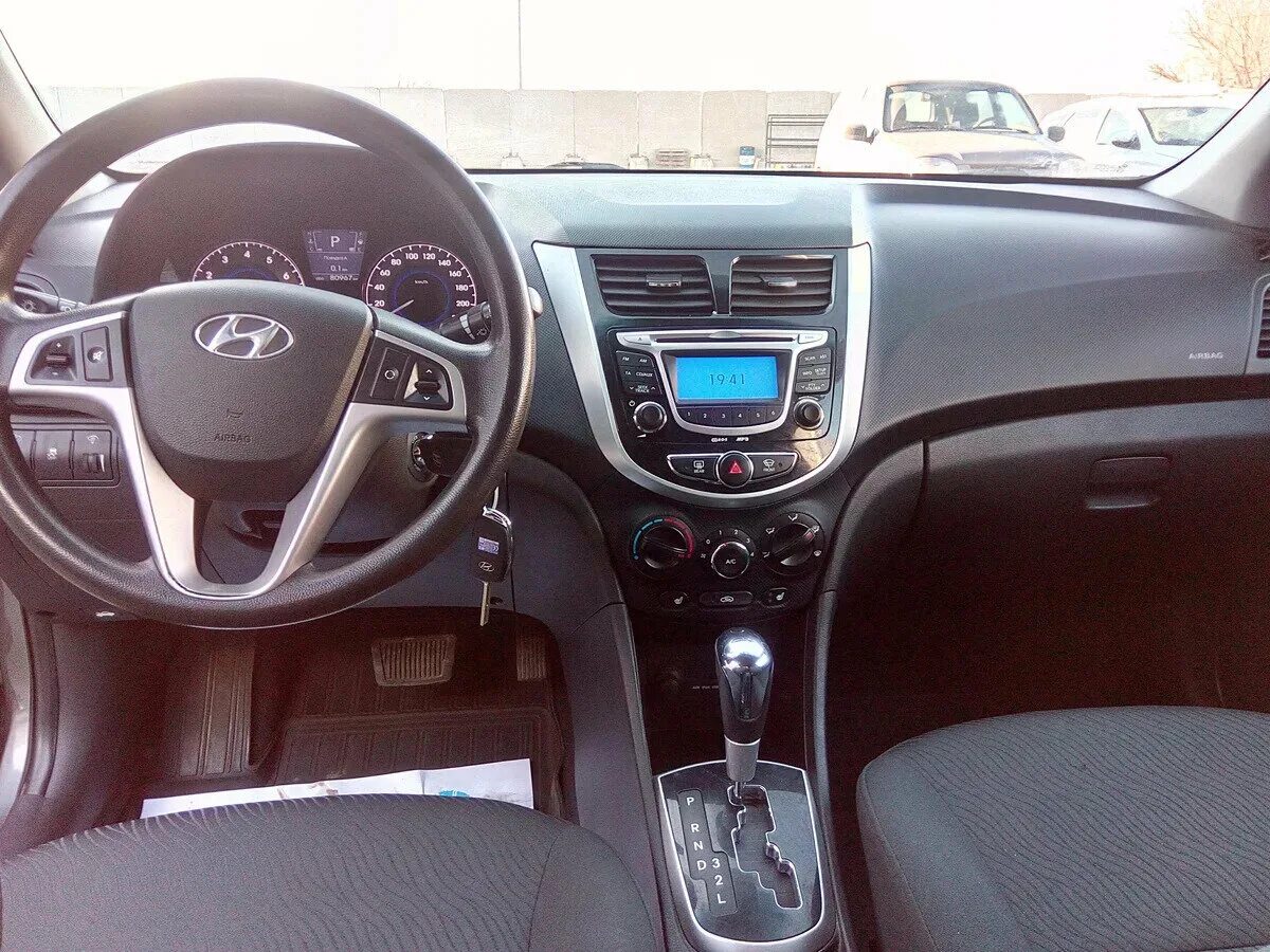 Hyundai solaris 1. Hyundai solaris 2014 хэтчбек салон. 6 салон. Хендай солярис 1. Солярис 2014 автомат 1.