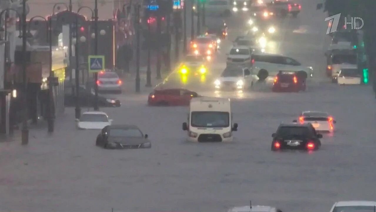 1 канала владивосток на сегодня. Владивосток потоп 2023. Владивосток затопило. Наводнение во Владивостоке. Дождь в городе фото.