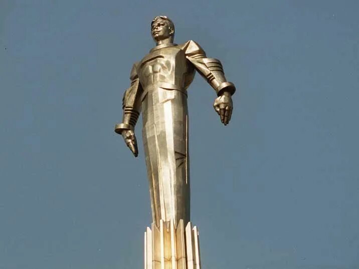 В каком городе памятник гагарину. Ленинский проспект памятник Гагарину. Памятник Юрию Гагарину в Москве.