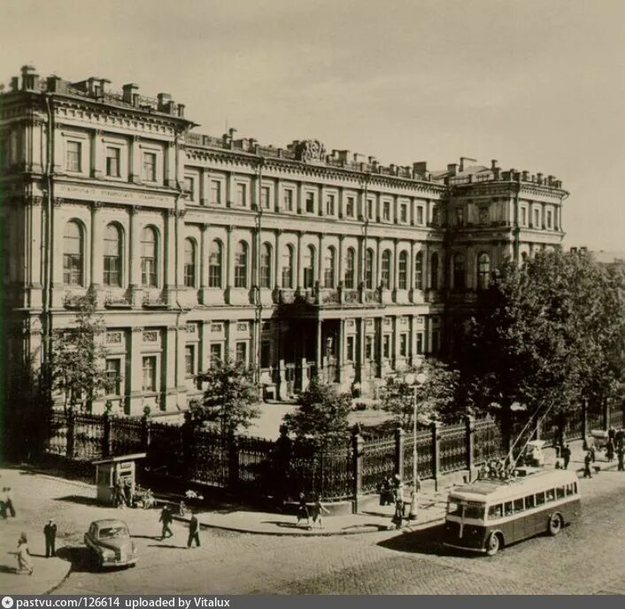 Спб 40. Дворец труда 1920 год в Петербурге. Дворец профсоюзов на площади труда. Дворец, названный николаевским (ныне дворец труда). Николаевский дворец Санкт-Петербург 1980-1981.