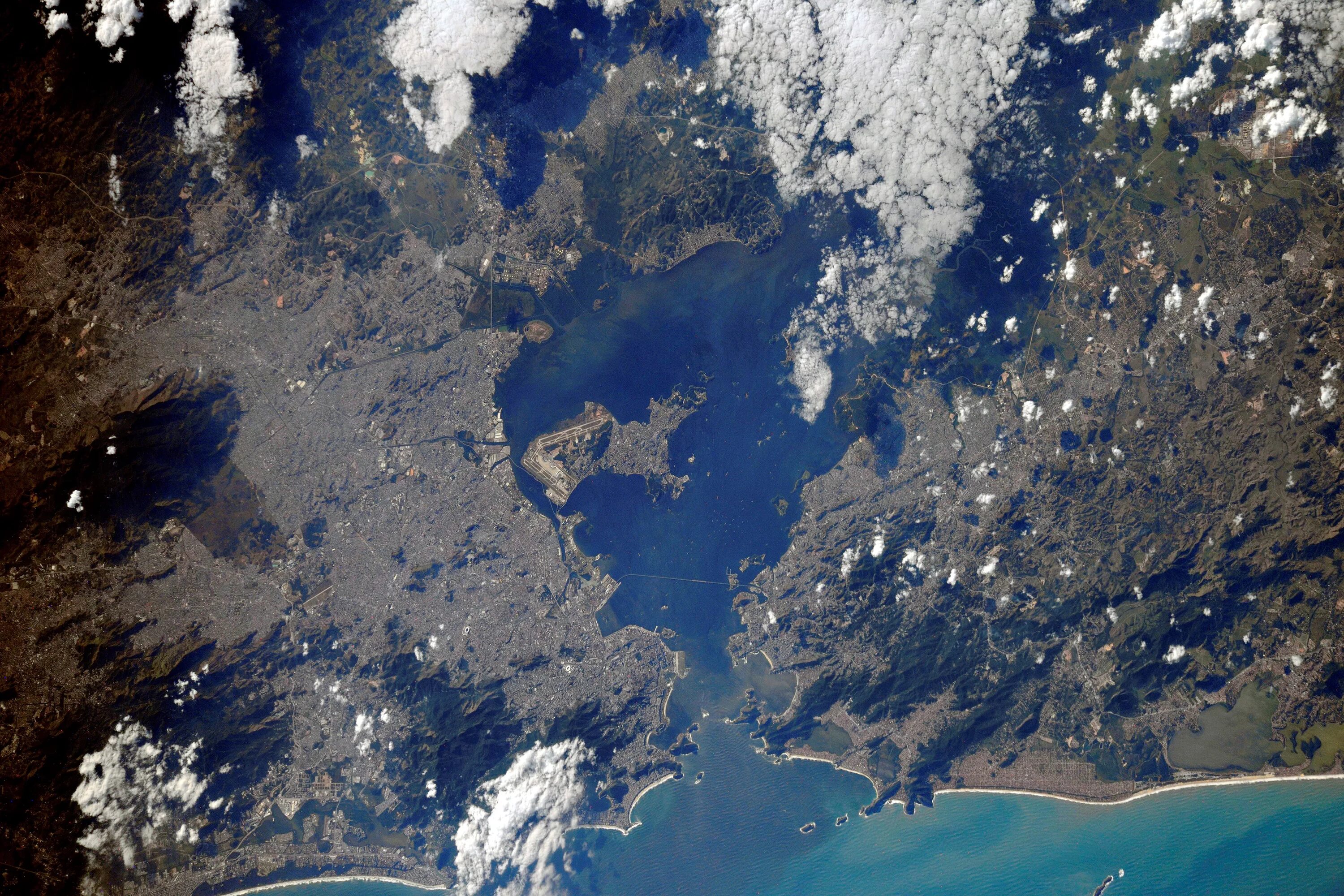 Дельта реки спутниковый снимок. Апеннинский полуостров из космоса. Рио де Жанейро из космоса. Снимки из космоса. Реальное изображение со спутника