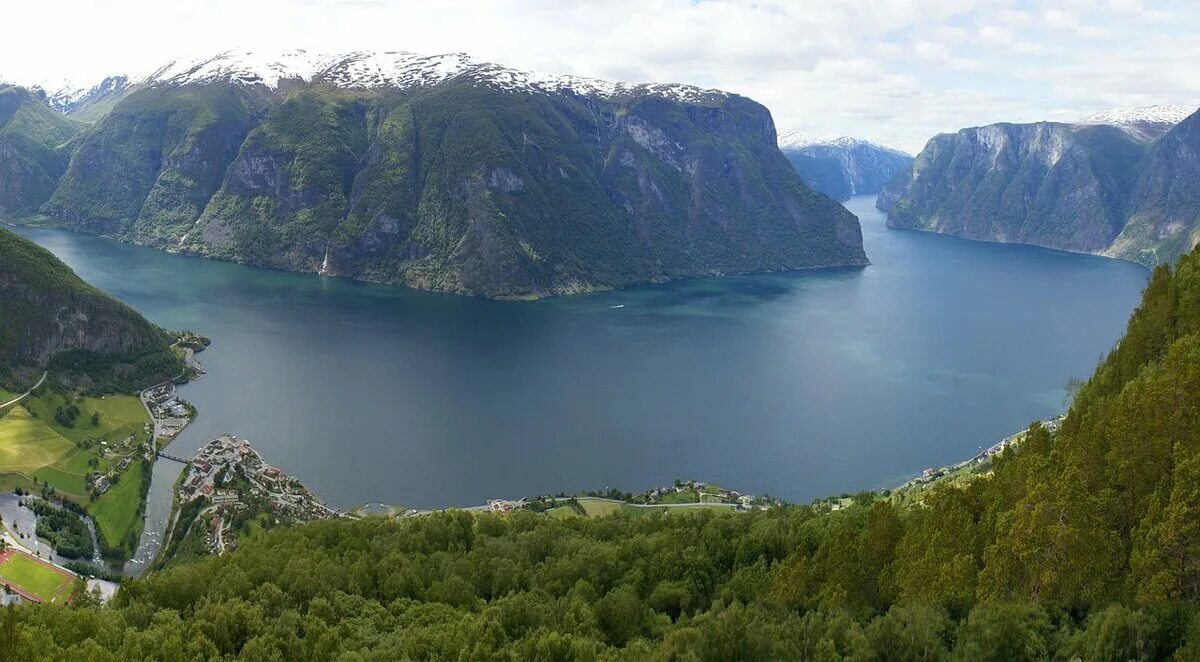 Какая страна имеет природную достопримечательность фьорды. Москенес Норвегия. Согне-Фьорд залив. Осло Норвегия фьорды. Согнефьорд Норвегия.