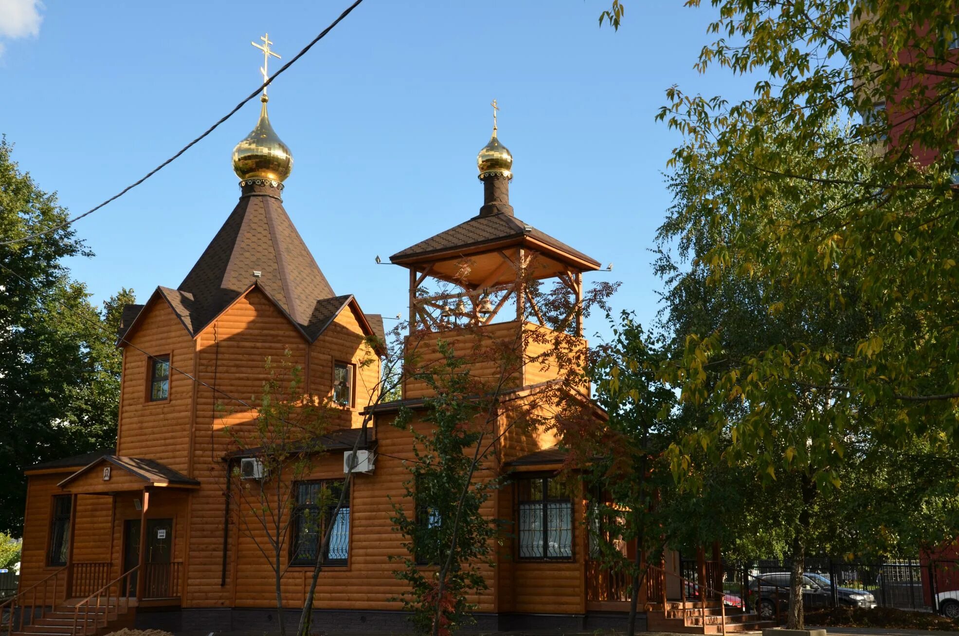 Ермоген зюзино. Храм Луки в Зюзино. Храм на Симферопольском бульваре 28. Храм Святого Луки в Москве в Зюзино. Храм в честь священномученика Ермогена.