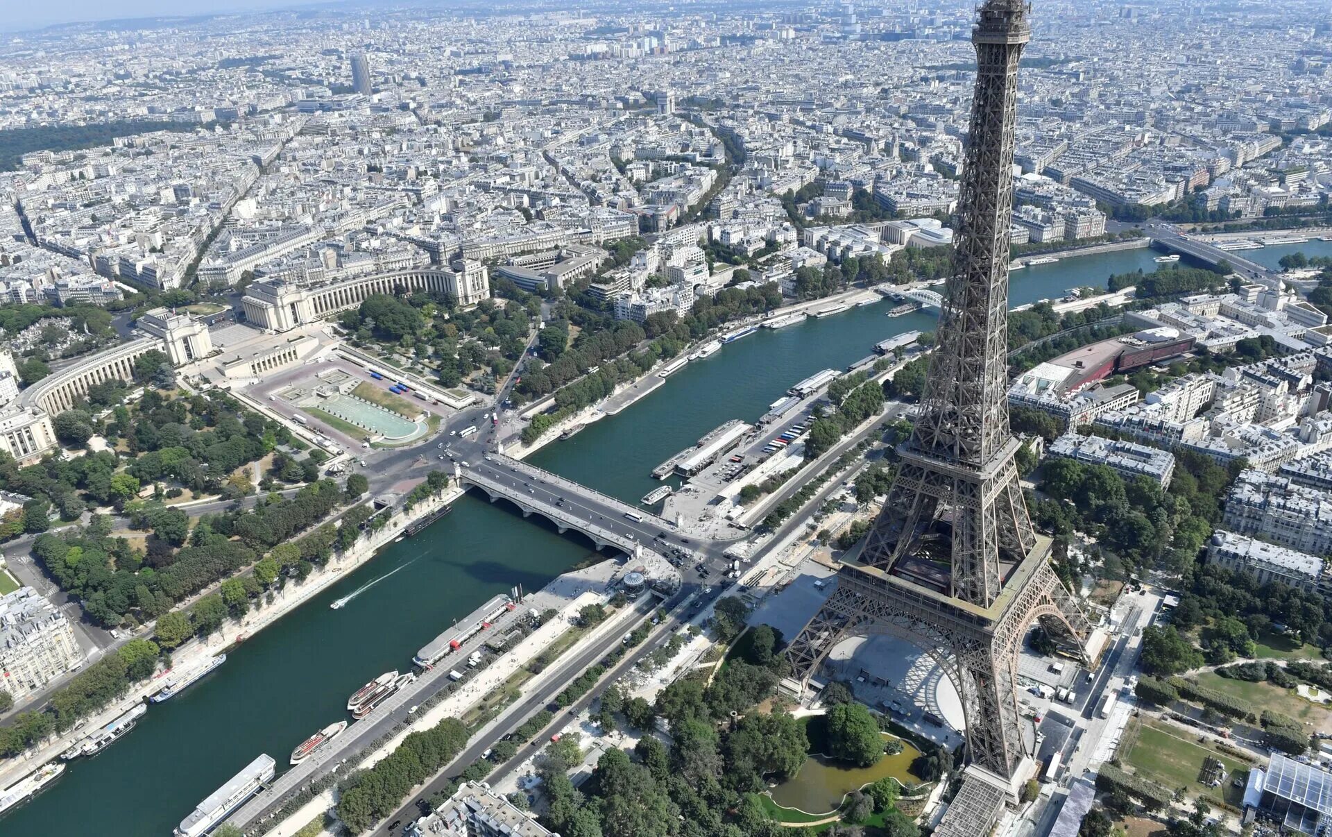 Сколько брали париж. Эйфель башня Tour Eiffel. Эйфелева башня река сена. Париж шпиль на Елисейских полях. Париж. Эйфелева башня, река сена.