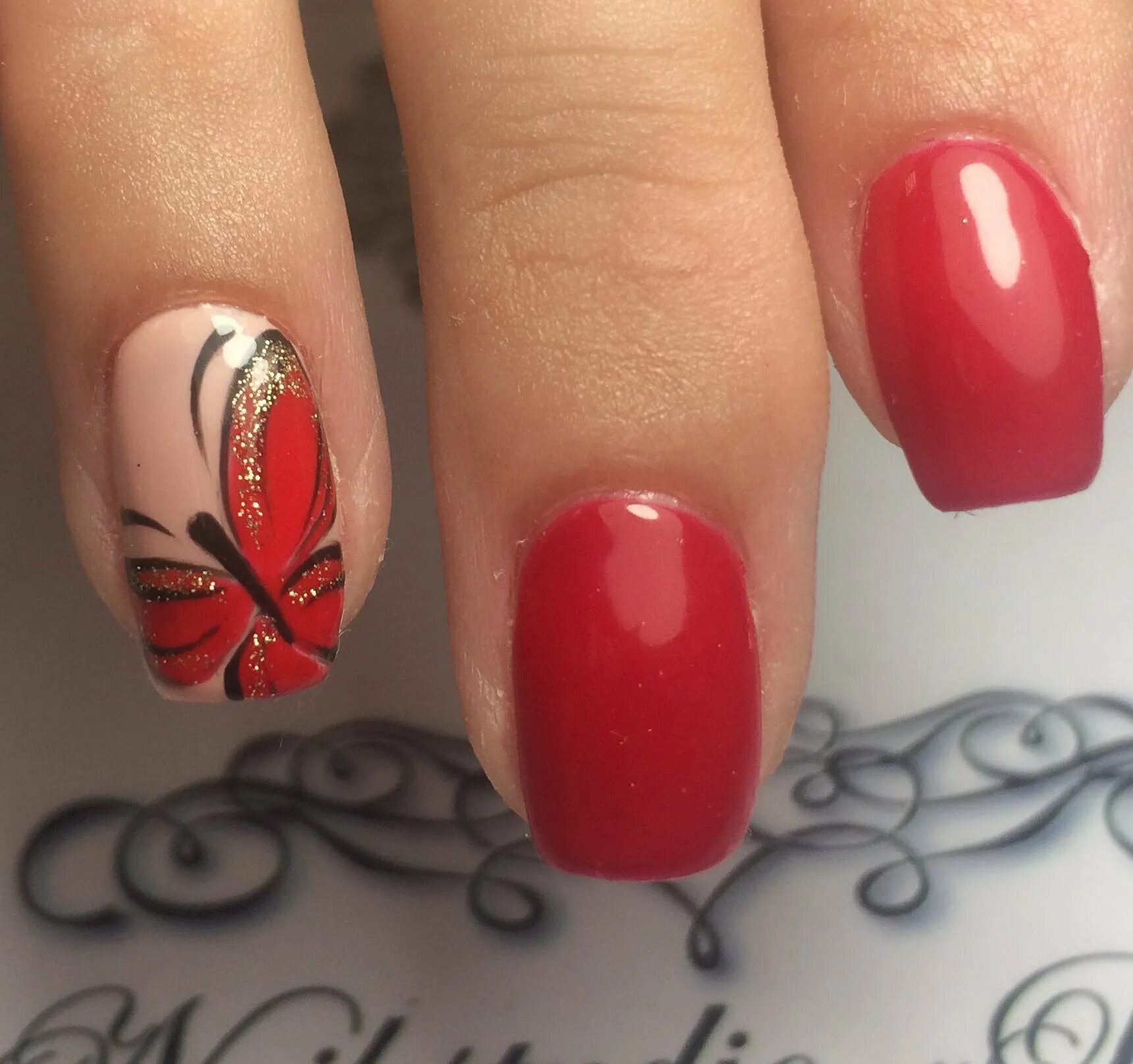 маникюр красные ногти с рисунком. ногти с сердечками. красный маникюр с рисунком. маникюр красный с черным кружевом. узоры на красных ногтях.