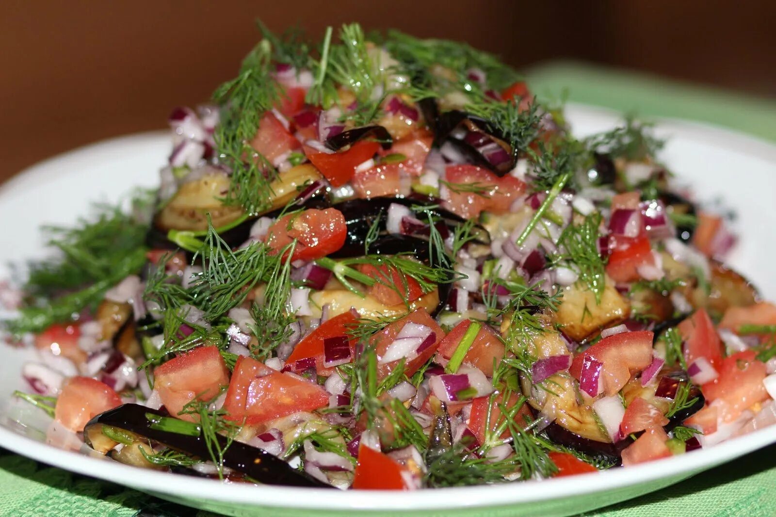 Рецепт самого вкусного салата из баклажан. Салат с печеными овощами. Острые салаты на праздничный стол. Салат с баклажанами. Салат с жаренными баклажанами.