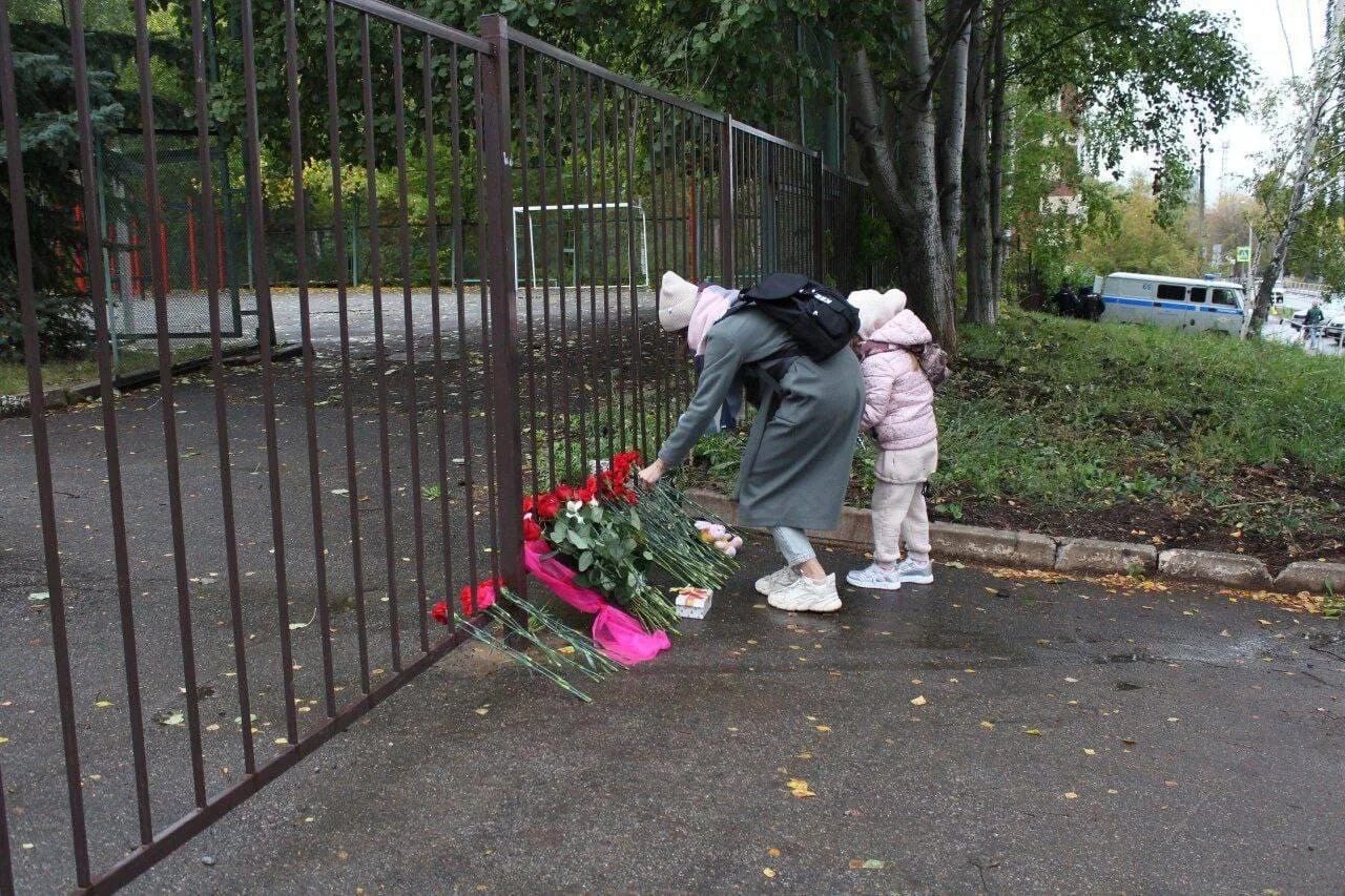 Погибшим детям. Цветы в школе.