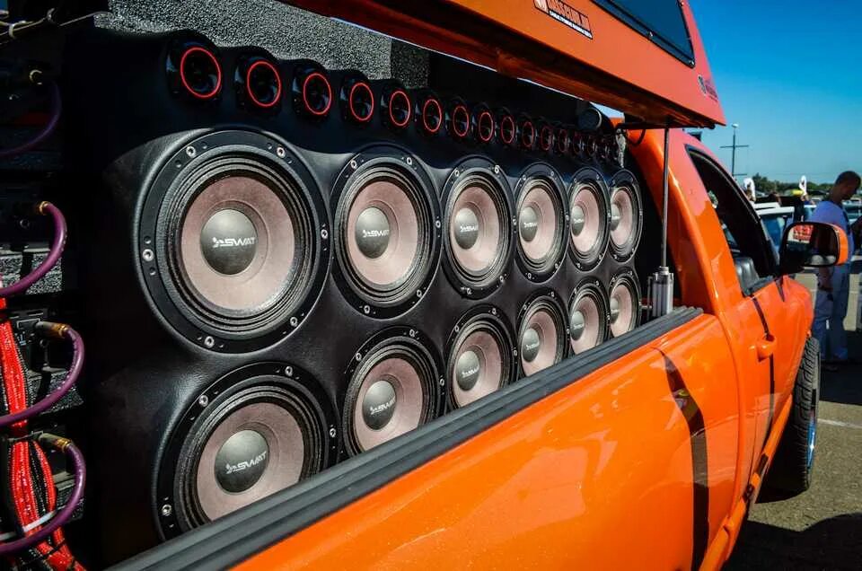 Магнитофон pioneer kalonka. Музыкальная колонка в машину. Лимузин урал саунд. Красивый автозвук. Автозвук на аву.