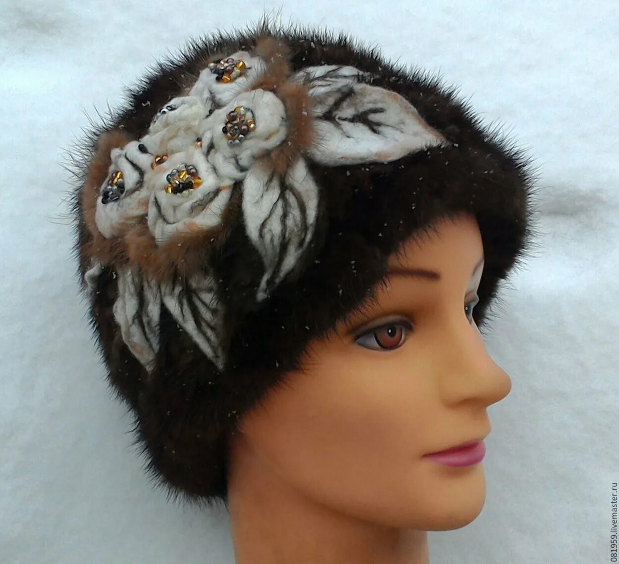 Вязаные шапки ирины батраковой. Ярмарка мастеров вязаные шапки. Шапка с вышивкой. Ярмарка мастеров вязаные шапки. Объемные вязаные береты.