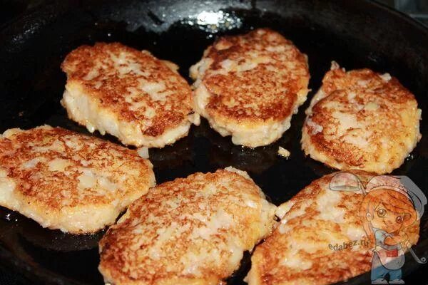 Лук с манкой на сковороде. Луковые котлеты с манкой. луковые биточки. котлеты с луком. котлеты с манкой и картошкой.